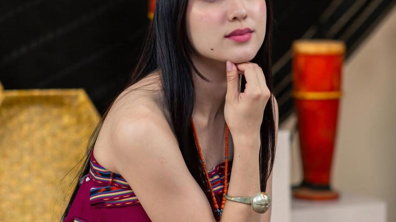 7 Potret Yasmin Napper dalam Balutan Tais Timor, Tampil Flawless dan Tuai Pujian
