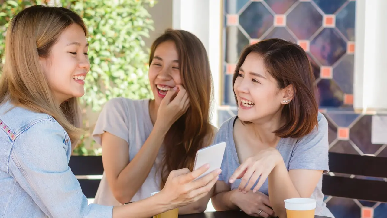 Wanita Ramah yang Bikin Orang Lain Nyaman di Dekatnya - 5