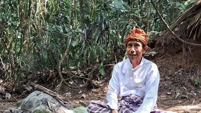 Maman Sarno juru kunci hutan Leweung Gede Kampung Adat Kuta