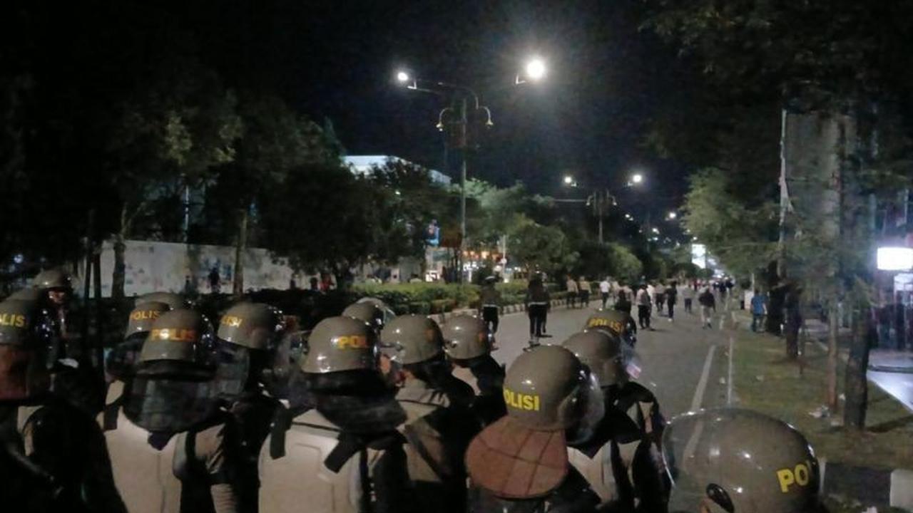 Sempat Ricuh, Polisi Lakukan Pembubaran Demonstran Aceh di Depan Gedung DPRA: Tiga Orang Terluka Ringan