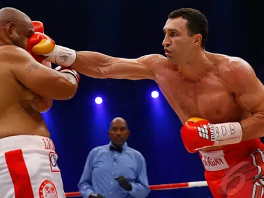 Juara dunia tinju kelas berat Wladimir Klitschko memukul Alex Leapai, Jerman, Sabtu (26/4/2014) (Reuters/ Kai Pfaffenbach).