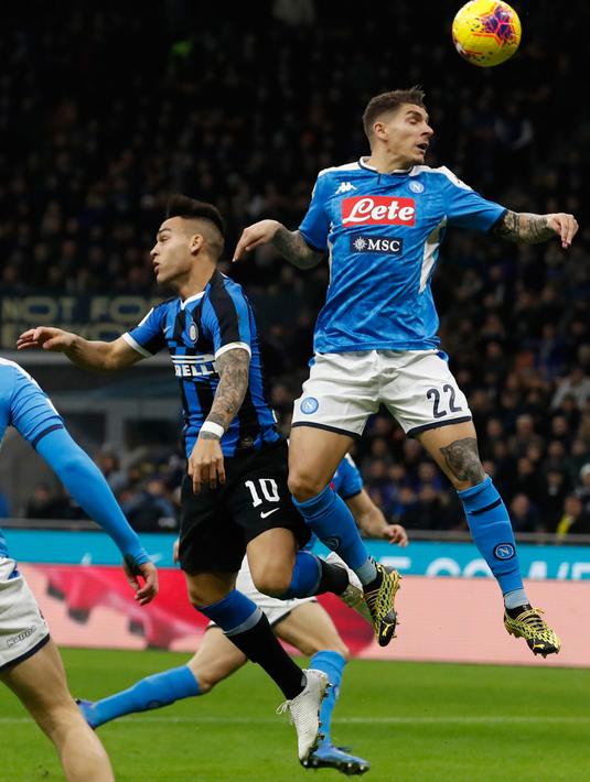 Striker Inter Milan, Lautaro Martinez (kiri) berebut bola dengan pemain Napoli, Giovanni Di Lorenzo pada leg pertama semifinal Coppa Italia di Stadion Giuseppe Meazza, Rabu (12/2/2020). Inter Milan  menyerah dari tamu, Napoli, dengan skor 0-1 akibat gol tunggal Fabian Ruiz. (AP/Antonio Calanni)