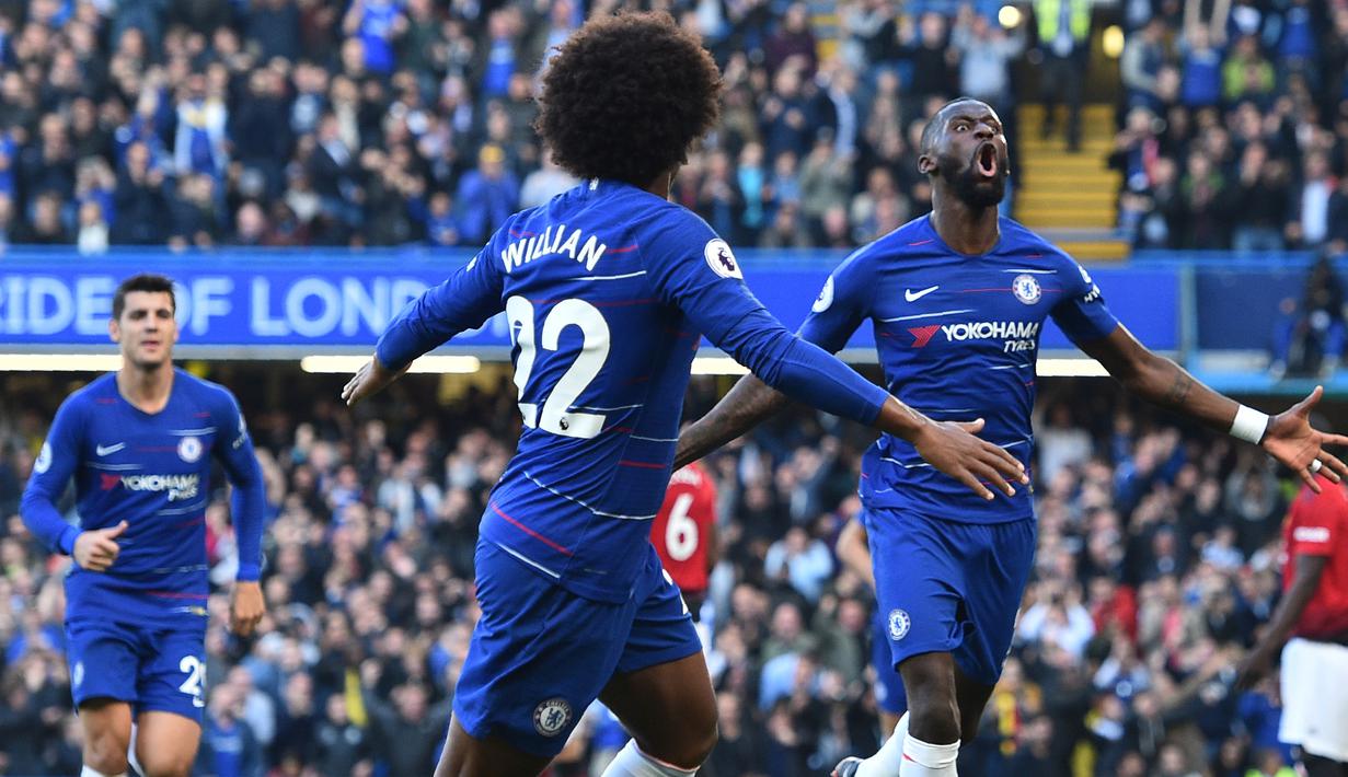 Bek Chelsea, Antonio Rudiger, melakukan selebrasi usai membobol gawang Manchester United pada laga Premier League di Stadion Stamford Bridge, Sabtu (20/10/2018). Kedua tim bermain imbang 2-2. (AFP/Glyn Kirk)