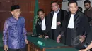Fuad Amin usai berdiskusi dengan kuasa hukumnya sebelum menjalani sidang di Pengadilan Tipikor, Jakarta, Senin (25/5/2015). Fuad terlibat kasus dugaan suap jual beli pasokan gas alam di Gresik dan Gili Timur, Bangkalan. (Liputan6.com/Helmi Afandi)