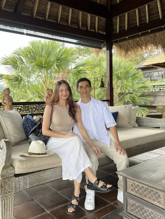 Bregaya musim panas, keduanya tampak begitu kompak. Khaki dan broken white hadirkan gaya yang memukau. [Foto: Instagram/ Enzy Storia]