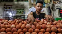 Pedagang menata telur dagangannya di Pasar Kebayoran Lama, Jakarta, Kamis (2/5/2019). Harga kebutuhan pokok mengalami kenaikan menjelang bulan suci Ramadan. (Liputan6.com/JohanTallo)