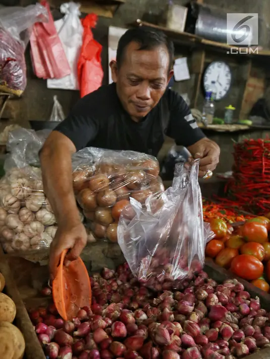 Pedagang memasukkan bawang merah ke dalam plastik saat melayani pembeli di Pasar Kebayoran Lama, Jakarta, Kamis (2/5/2019). Naiknya harga kebutuhan pokok jelang Ramadan dikarenakan permintaan konsumen meningkat. (Liputan6.com/JohanTallo)
