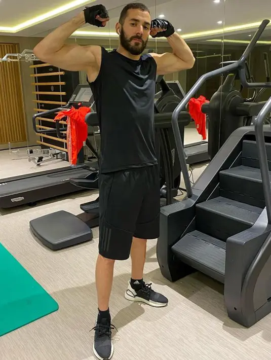 Foto dari akun Instagram pemain Real Madrid Karim Benzema menunjukkan dirinya tengah berpose di ruang olahraga di rumahnya saat karantina wilayah (lockdown) di Spanyol pada 23 Maret 2020. (Xinhua)