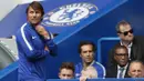 Ekspresi pelatih Chelsea, Antonio Conte saat menyaksikan timnya melawan Burnley pada laga perdana Premier League di Stamford Bridge, (12/8/2017). Chelsea kalah 2-3. (AP/Kirsty Wigglesworth)