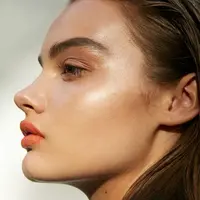 Kalau kamu punya olive to dark skin tone. (Sumber foto: venusianglow.com)