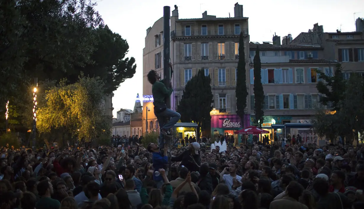 Warga minum dan menari di Alun-Alun Cours Julien setelah jam malam di Marseille, Prancis, Rabu (19/5/2021). Prancis kembali membuka kafe dan restoran pada 19 Mei 2021 setelah ditutup lebih dari enam bulan karena pandemi virus corona COVID-19. (AP Photo/Daniel Cole)