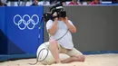 Seorang juru kamera televisi merekam pertandingan awal olah raga voli pantai selama Olimpiade Tokyo 2020 di Taman Shiokaze di Tokyo pada 26 Juli 2021. (AFP/Agela Weiss)