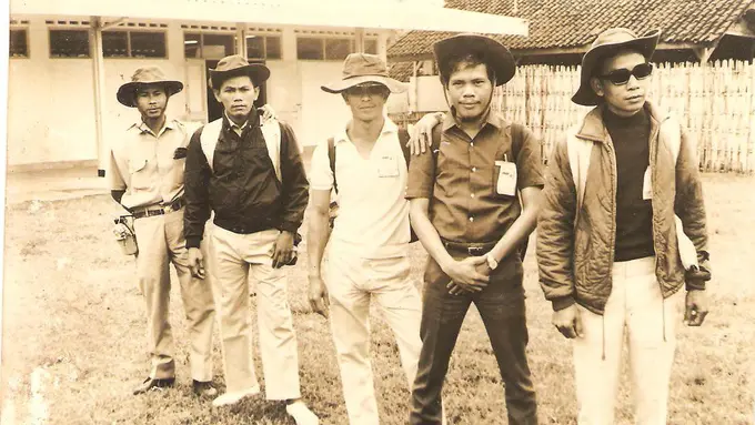 29 Foto Kocak Orang Kekinian Dengan Gaya Masa Lalunya