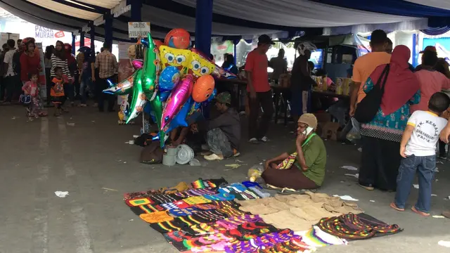 Kiat Mama Penjual Noken Mudahkan Transaksi Penjualan