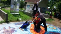 Komunitas Siaga Bencana Berbasis Masyarakat (Sibat) mengikuti kegiatan simulasi tanggap bencana di samping Kelurahan Tamanbaru, Kabupaten Banyuwangi, Selasa (11/2).