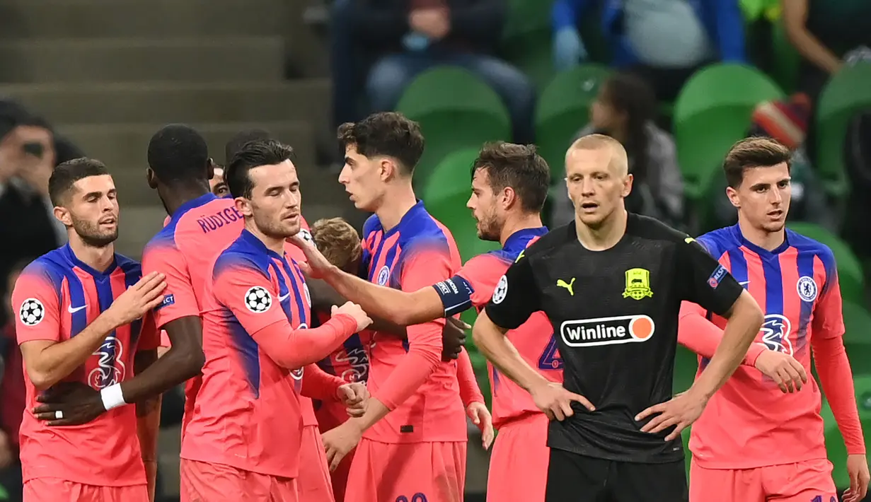 Pemain Chelsea merayakan gol yang dicetak Hakim Ziyech ke gawang Krasnodar pada laga lanjutan Liga Champions 2020/2021 di Krasnodar Stadium, Kamis (29/10/2020) dini hari WIB. Chelsea menang 4-0 atas Krasnodar. (AFP/Kirill Kudryavtsev)