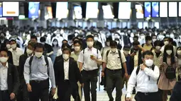 Sebuah lorong dipenuhi oleh para komuter yang menggunakan masker selama jam sibuk di Stasiun Shinagawa, Tokyo, Jumat (1/10/2021). Pemerintah Jepang mencabut keadaan darurat di semua wilayah pada 1 Oktober 2021. (AP Photo/Eugene Hoshiko)
