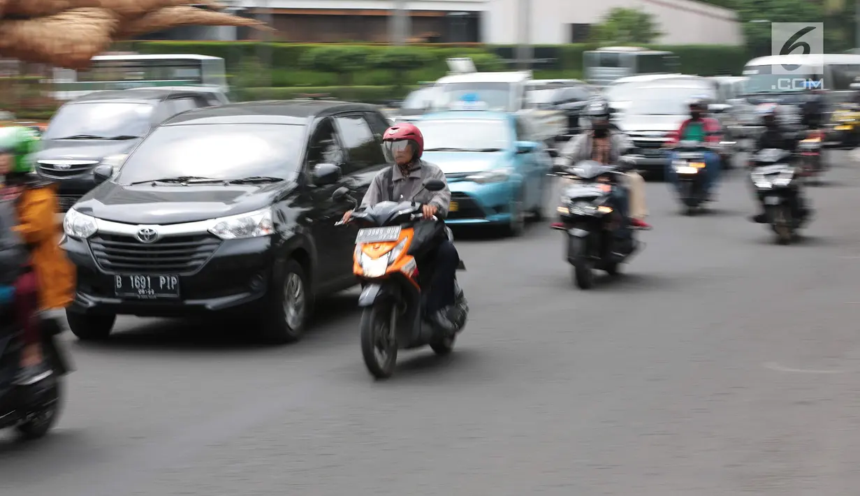 Sejumlah kendaraan roda dua melintas di persimpangan kawasan Jalan MH Thamrin, Jakarta, Jumat (20/9). Untuk menekan angka kecelakaan di Ibu Kota, BPTJ Kementerian Perhubungan berencana membatasi volume sepeda motor di Jakarta.(Liputan6.com/Faizal Fanani)