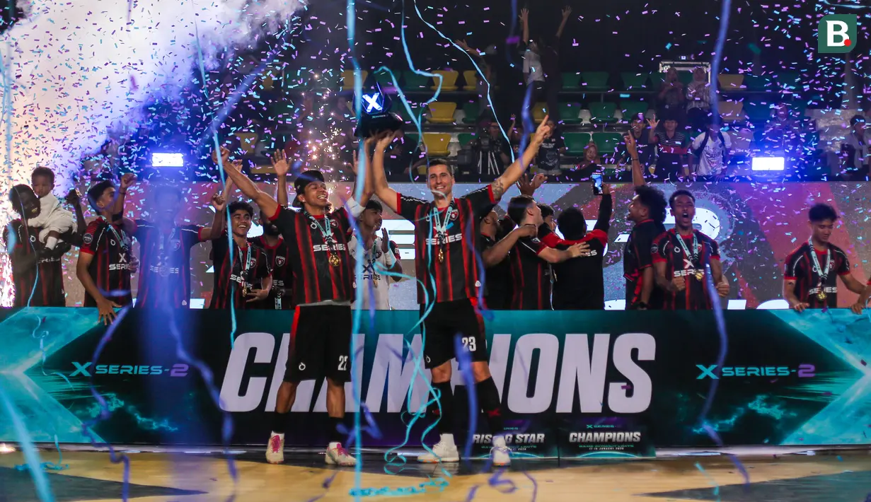 Pemain Grim Reaper, Carlos Ortiz (kanan) dan Kkajhe mengangkat trofi saat merayakan gelar juara Futsal X Series 2 di GOR UNJ, Rawamangun, Jakarta, Minggu (18/01/2026). (Bola.com/Bagaskara Lazuardi)
