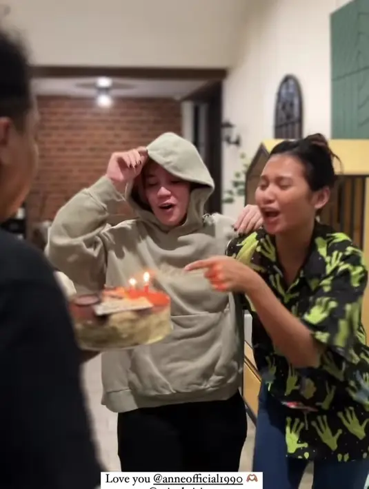 Putri Anne dapat surprise ultah dari Indah Permatasari dan Arie Kriting, Arya Saloka tak terlihat (Foto: instagram indahpermatas)