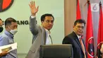 Anggota Komisi I DPR RI Effendi Simbolon (tengah) didampingi Ketua Fraksi PDI Perjuangan Utut Adianto (kanan) usai menyampaikan klarifikasi terkait pernyataannnya terhadap TNI AD di Gedung Parlemen, Jakarta, Rabu (14/9/2022). Effendi Simbolon menyatakan permintaan maaf atas pernyataannya yang sempat menyinggung perihal hubungan Panglima TNI Jenderal Andika Perkasa dengan KSAD Jenderal Dudung Abdurachman. (Liputan6.com/Angga Yuniar)