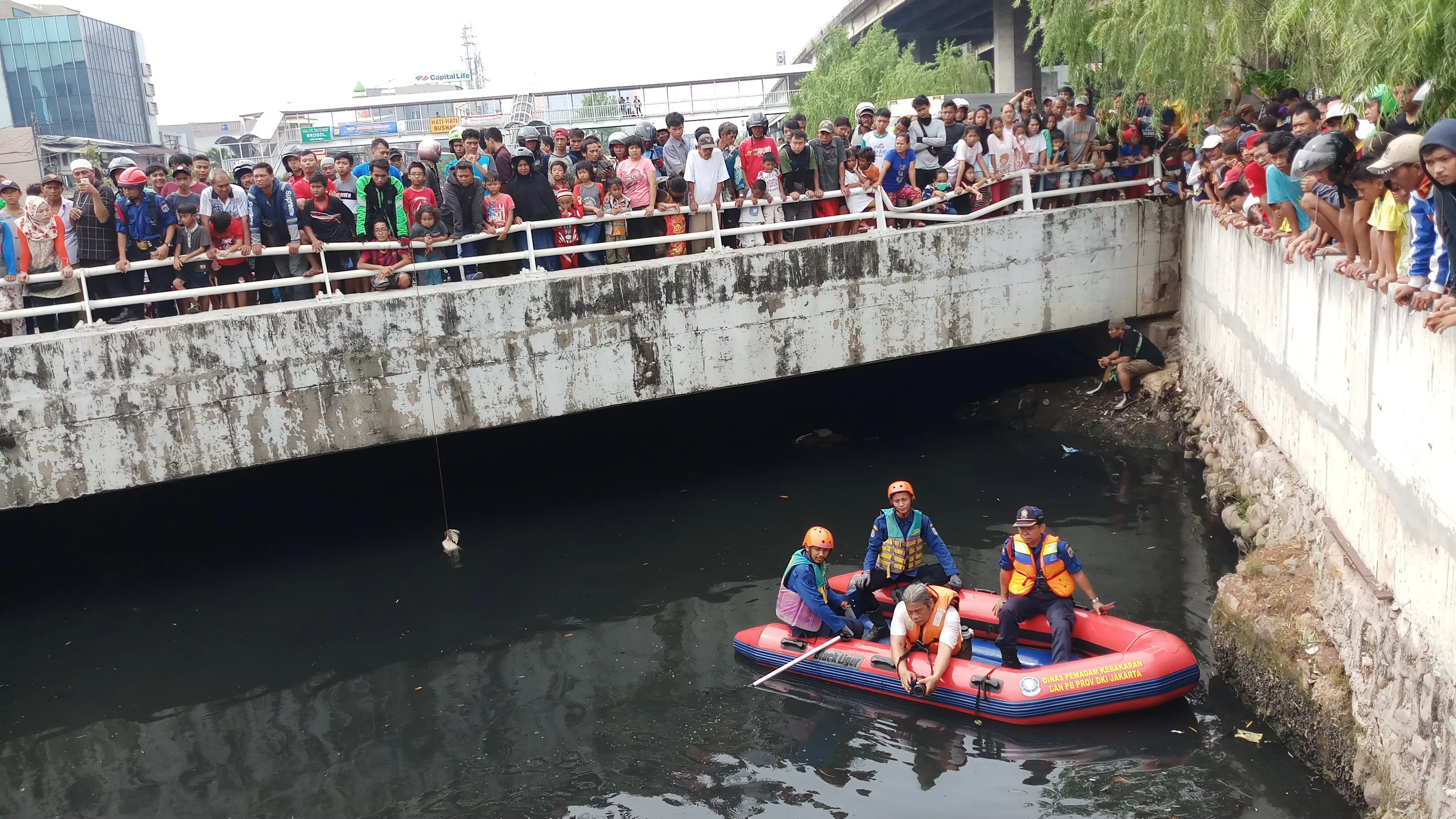 Warga berkerumun di Kali Grogol, tempat terlihatnya buaya (Liputan6.com/ Ady Anugrahadi)