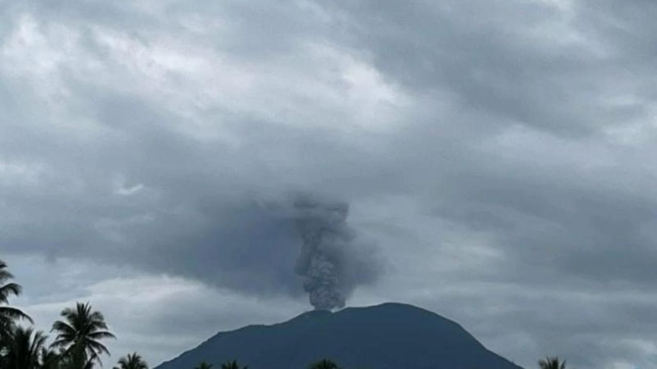 Tahukah Anda? Erupsi Gunung Ibu di Halbar Semburkan Abu Vulkanik Setinggi 900 Meter