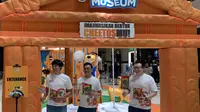 Dimas Pratama (Assistand Brand Manager Snack Food), Harry Susanto Wibowo (Marketing Manager Snack Food) dan Erwin Susanto (Brand Manager Extruded Category) (kiri ke kanan) dalam pembukaan Cheetos Museum di Kota Kasablanka, Jakarta Selatan pada Selasa (5/11/2019). (dok. Liputan6.com/Novi Thedora)