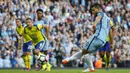 Striker Manchester City, Sergio Aguero, gagal penalti saat melawan Everton pada laga Premier League di Stadion Ettihad, Manchester, Sabtu (15/10/2016). Kedua tim bermain imbang 1-1. (Reuters/Phil Noble)