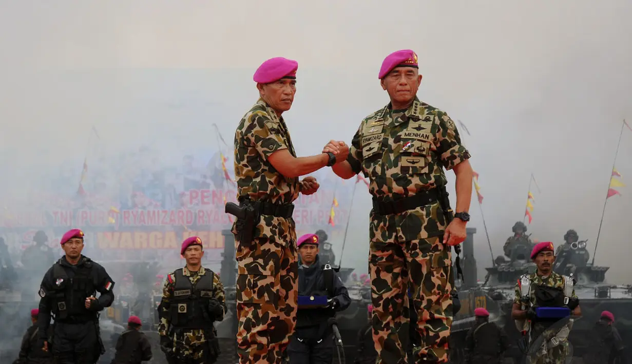 Menteri Pertahanan Jenderal TNI Purnawirawan Ryamizard Ryacudu (kanan) diangkat sebagai warga kehormatan Korps Marinir, Jakarta (9/12/2014). (Liputan6.com/Helmi Fithriansyah)