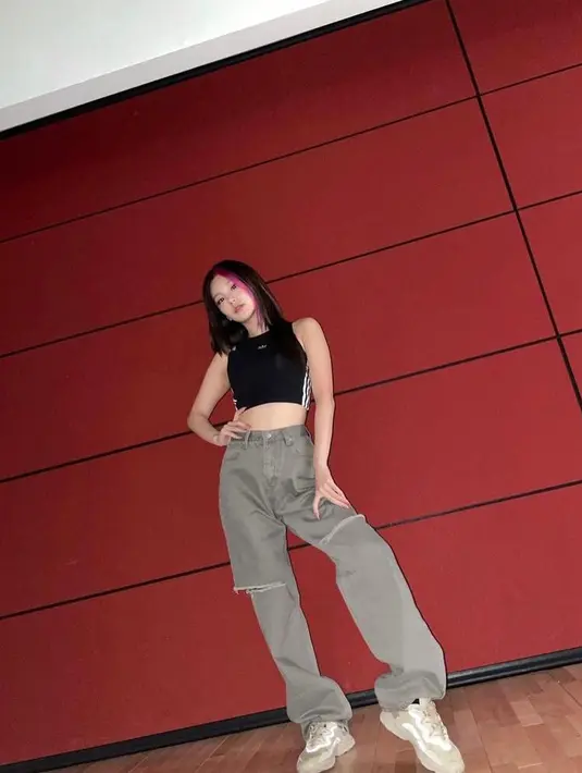 Simple tapi kece, padukan crop top dengan ripped high waisted boyfriend jeans seperti Yeji ITZY satu ini. (Instagram/itzy.all.in.us).