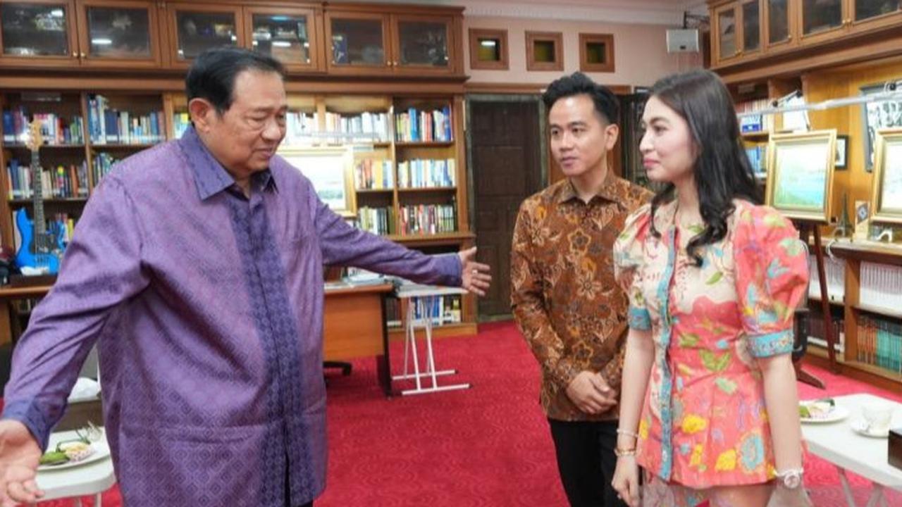 VIDEO: Wapres Gibran Cium Tangan SBY, Jadi Tamu Spesial Ultah ke-75 & Kagum Lihat Lukisan