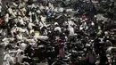 Massa peserta demo 4 November tidur di trotoar Jalan Gatot Subroto, Jakarta atau tepat di depan Gedung MPR/DPR RI, Jumat (4/11). Mereka terpaksa menginap di jalan depan Gedung DPR lantaran tak diizinkan masuk ke komplek parlemen (Liputan6.com/Johan Tallo)