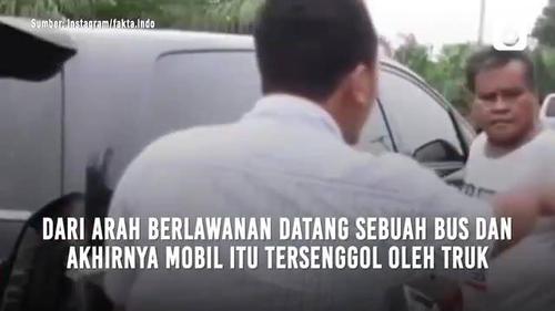 VIDEO: Salip Kendaraan Saat Tikungan, Mobil Senggol Truk