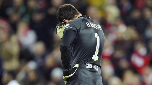 Foto: Momen Alisson Becker Cosplay Jadi Loris Karius, Lakukan Blunder saat Liverpool Dibantai Real Madrid di Liga Champions