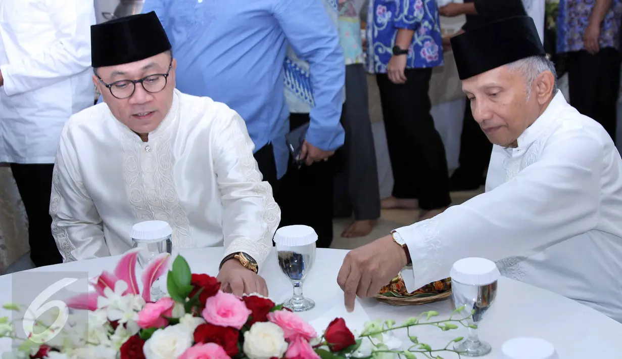 Ketua MPR RI Zulkifli Hasan (kiri) dan politisi senior Amien Rais saat acara buka puasa bersama di kediaman Ketua MPR RI, di Jakarta, Kamis (25/6/2015). (Liputan6.com/Helmi Afandi)