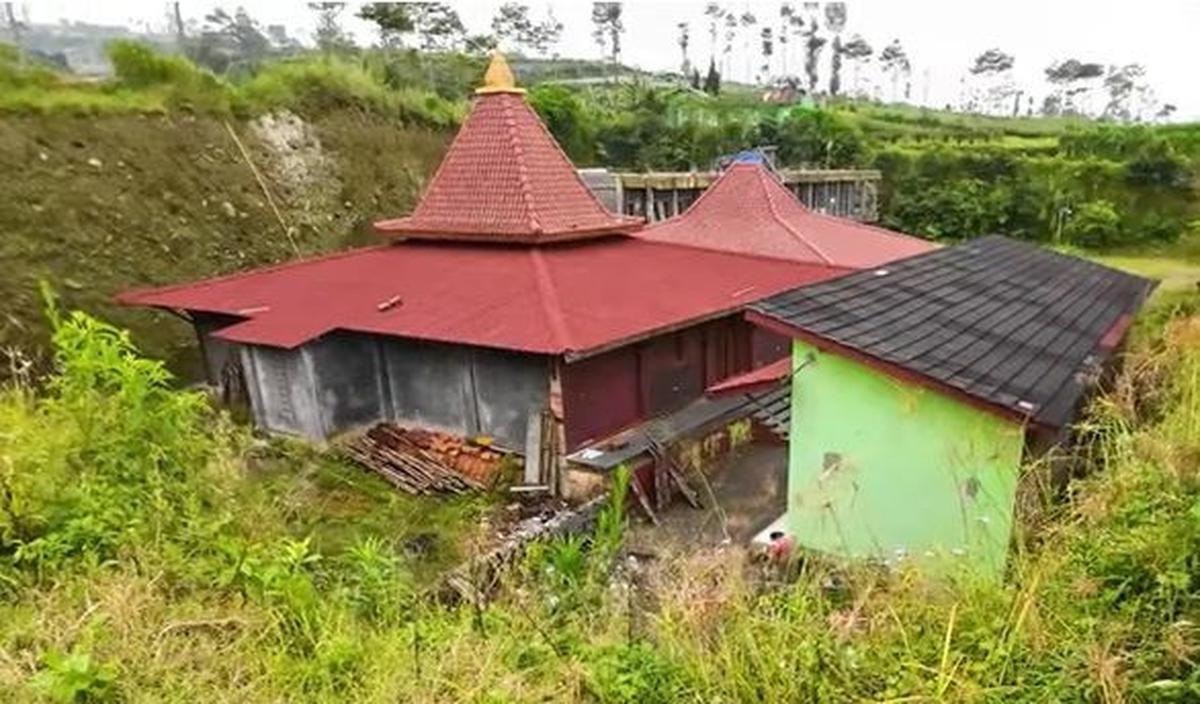 Dia bahkan membangunkan sebuah masjid yang didedikasikan untuk sang ibunda.<br>