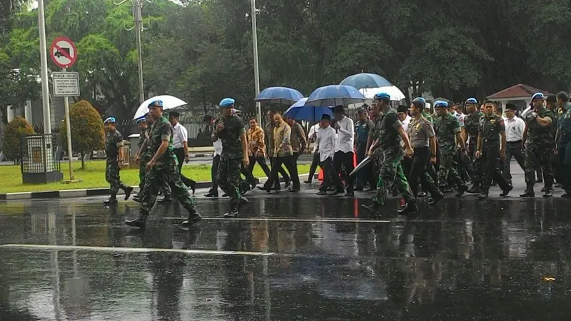 Jokowi-JK usai salat Jumat bersama massa aksi damai 2 Desember.