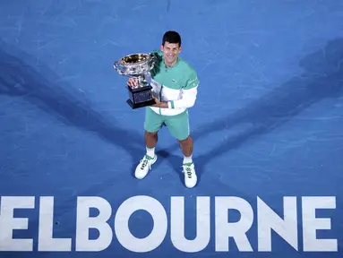 Petenis asal Serbia, Novak Djokovic, tampil sebagai juara pada ajang Australia Terbuka 2021 yang berlangsung di Rod Laver Arena, Melbourne, Minggu (21/2/2021). (AP Photo/Hamish Blair)