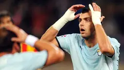 Reaksi striker Lazio asal Macedonia, Goran Pandev menyusul kegagalannya menjebol gawang Lecce dalam lanjutan Serie A Italia yang digelar di Olympic Stadium, Roma, 4 Oktober 2008. AFP PHOTO / CHRISTOPHE SIMON