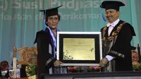 Menteri Susi Pudjiastuti merupakan orang ketiga yang menerima gelar honoris causa selama ITS berdiri. (Liputan6.com/Dian Kurniawan)
