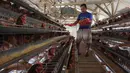 Peternak mengambil telur ayam ras pada sebuah peternakan ayam di kawasan Gunung Sindur, Bogor, Jawa Barat, Kamis  (09/07/2026).