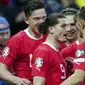 Para pemain Timnas Austria merayakan gol ke gawang Azerbaijan yang dicetak Marcel Sabitzer (tengah) pada laga Grup F Kualifikasi Euro 2024 di Raiffeisen Arena Stadium, Linz, Austria (24/3/2023). Austria total mengoleksi 6 gol dan kebobolan 2 gol di Grup F. Marcel Sabitzer dkk mampu menang 4-1 atas Azerbaijan dan 2-1 atas Estonia. (AFP/APA/Eva Manhart)