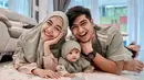 Sejak kehadiran Baby Moana, rumah tangga Ria Ricis dan Teuku Ryan semakin hangat dan bahagia. Pasangan yang dikenal romantis dan manis ini pun kerap memamerkan kebersamaannya dengan sang putri lewat foto-foto di Instagram. (Liputan6.com/IG/@riaricis1795)