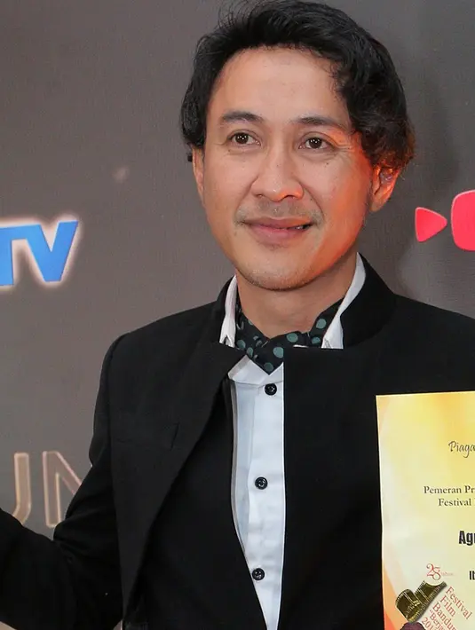'Untuk istri yang nggak bosen-bosen nungguin pulang hingga pagi,' ucap Agus Kuncoro yang memberikan sepatah dua patah kata ketika menerima penghargaan tersebut. (Galih W. Satria/Bintang.com)