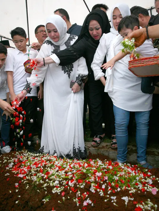 Anak, istri dan cucu, serta sahabat dan kerabat Sys Ns melakukan tabur bunga. Artis senior itu di makamkan di Tempat Pemakaman Umum Jeruk Purut Jakarta Selatan Selasa (23/1/2018).
