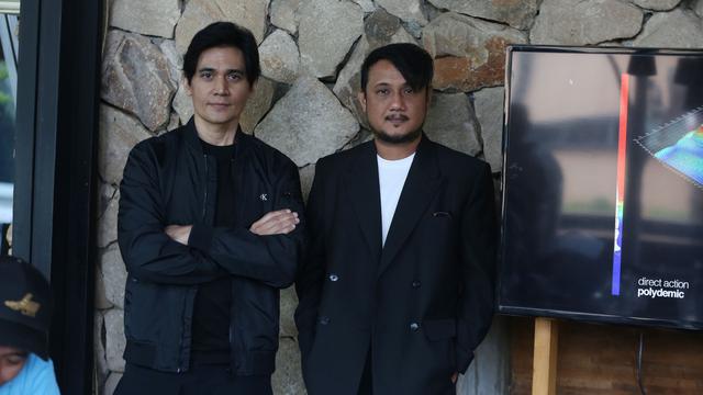 Tyo Nugros membentuk band bernama Direct Action.