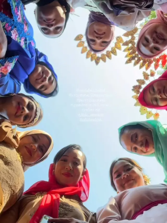 Enzy Storia saat Mengenakan Pakaian Kebaya Betawi