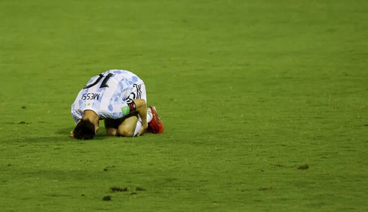 Lionel Messi hampir saja mengalami patah kaki saat membela Timnas Argentina kontra Venezuela di matchday ketujuh Kualifikasi Piala Dunia 2022 zona Amerika Selatan, Jumat (3/9/2021). (Foto: AP/Miguel Gutierrez, Pool)