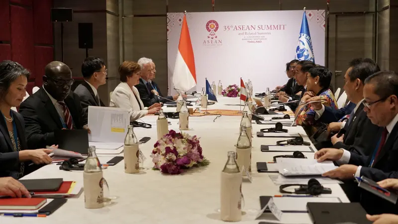 Presiden Joko Widodo (Jokowi) dan Managing Director IMF Kristalina Georgieva bertemu di sela-sela KTT ke-35 ASEAN di Bangkok, Thailand. Dok Setkab